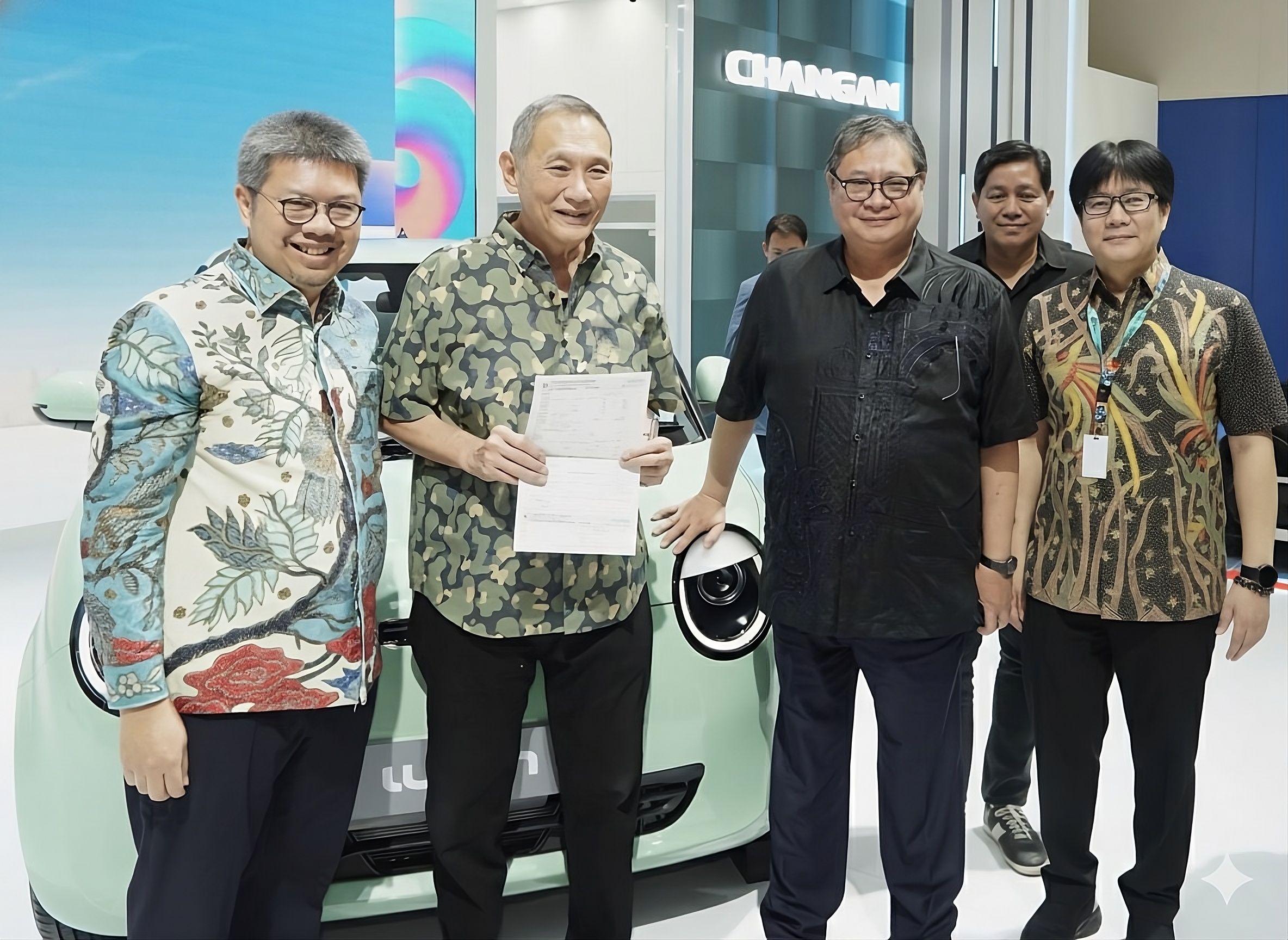 [Ki-Ka] Yudhy Tan, COO PT Indomobil Energi Baru, Jusuf Hamka, Dr. (H.C) Ir. Airlangga Hartarto, M.B.A, M.M.T, Menteri Koordinator Bidang Perekonomian Republik Indonesia, dan Setiawan Surya, CEO CHANGAN Indonesia.jpeg