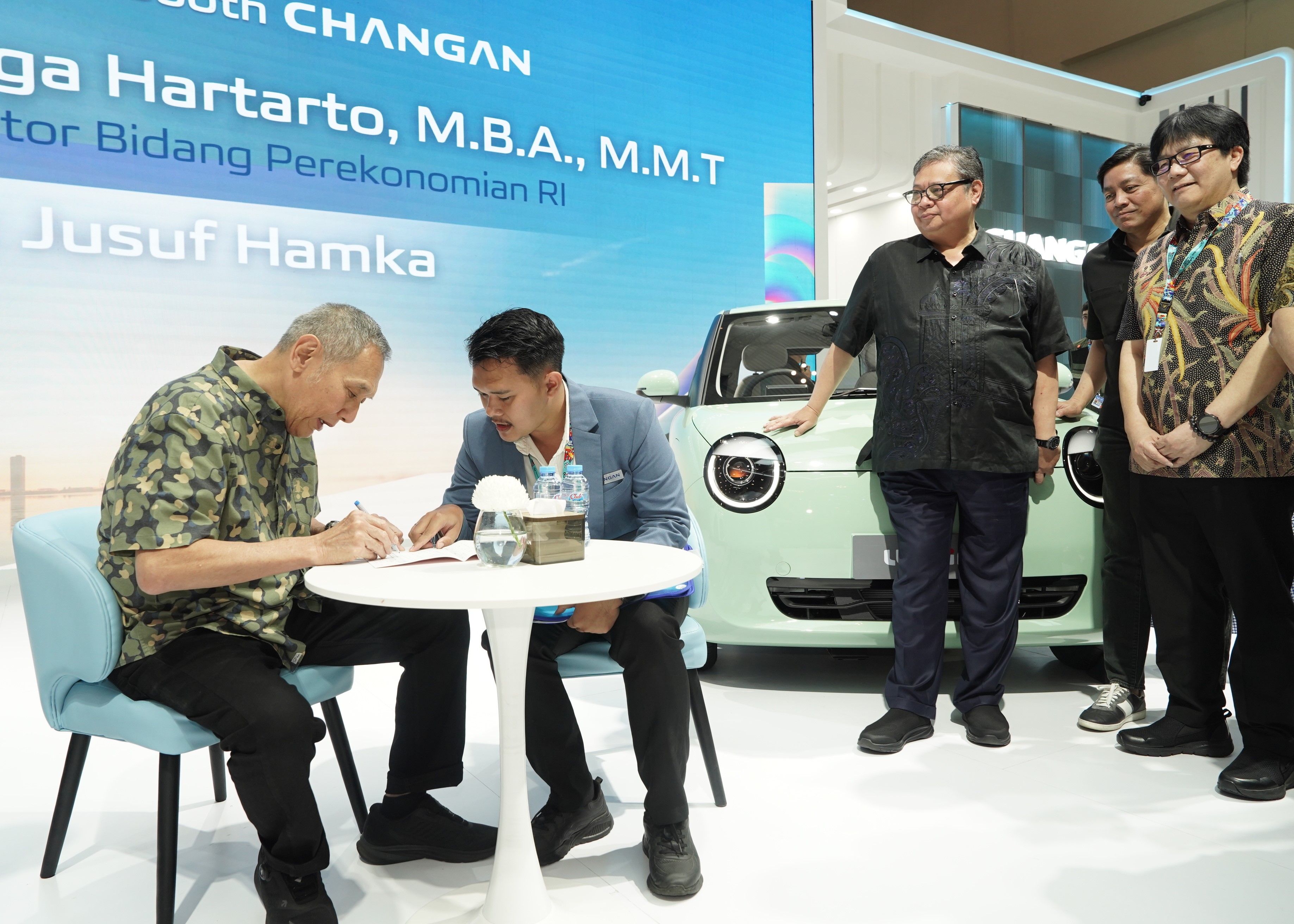 Pemesanan CHANGAN Lumin dan CHANGAN Deepal S07 oleh Jusuf Hamka di booth CHANGAN GJAW 2025.JPG